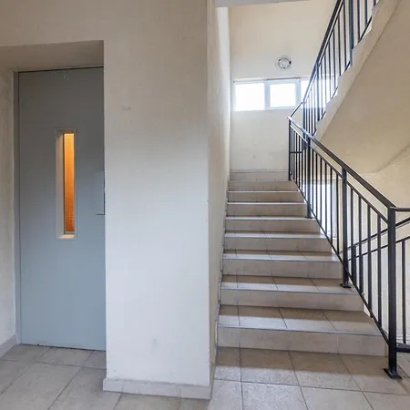 Apartment Budget Flat Near Market & Bus Station *