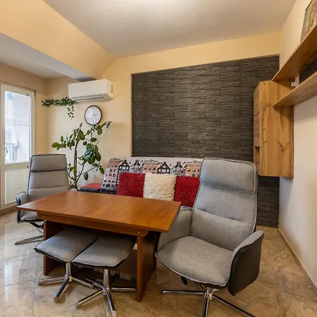Budget Flat Near Market & Bus Station Апартамент *