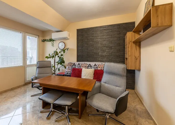 Budget Flat Near Market & Bus Station דירה *